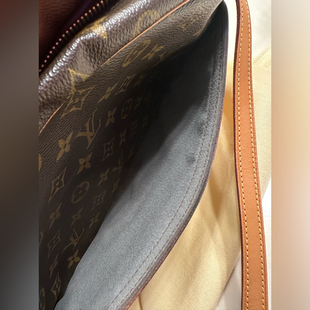 Louis Vuitton Monogram Trocadero
GM (30) Crossbody - Picture 7 of 12